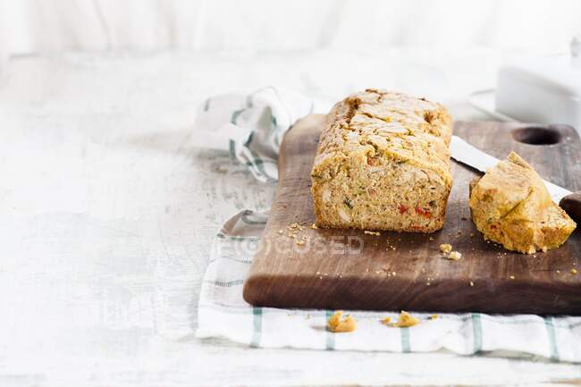 Atum sem glúten e pão vegetal com farinha de milho, alho-porro e pimentão — Fotografia de Stock