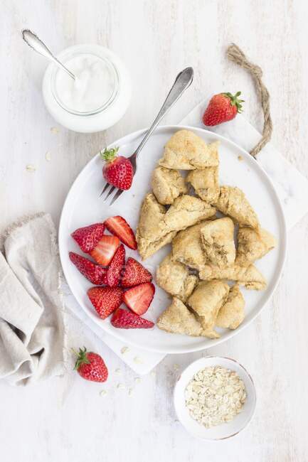 Healthy shredded pancakes made of spelt flour, almond milk and skyr with strawberries — Stock Photo