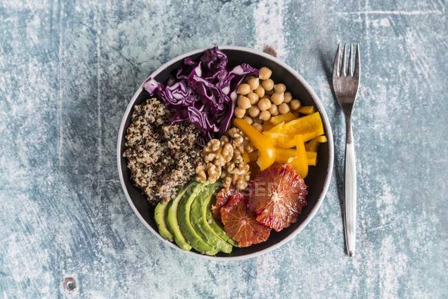 Gemüseschale mit Quinoa, Kichererbsen, Avocado, Paprika, Rotkohl und Blutorangen — Stockfoto