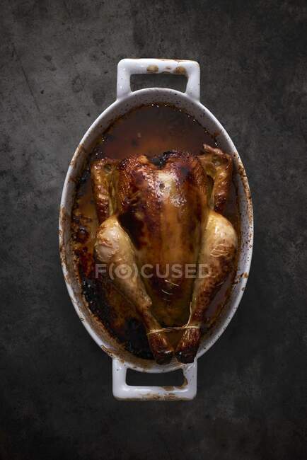 A whole chicken in a roasting tin — Stock Photo