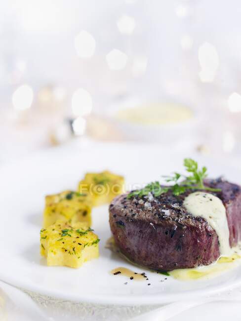 Filé de carne com molho de bearnaise e estrelas de polenta (Natal) — Fotografia de Stock
