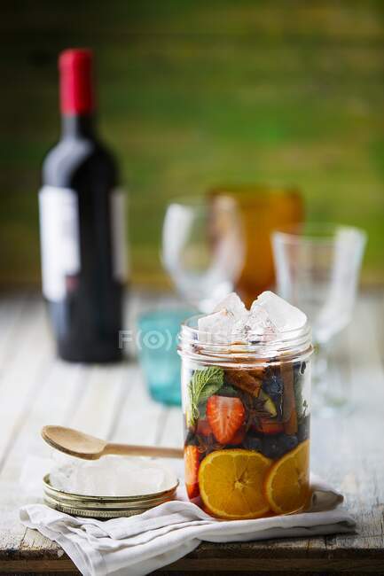 Ingrédients pour sangria dans un bocal en verre — Photo de stock