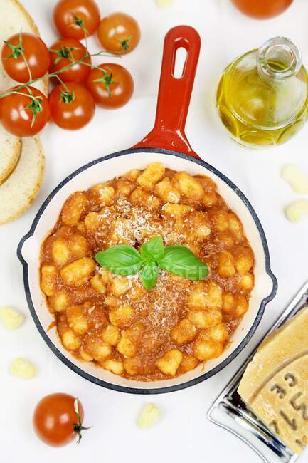 Mini gnocchi avec sauce tomate et parmesan — Photo de stock