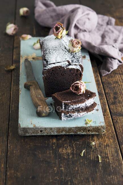 Chocolate cake with dried rose buds — Stock Photo