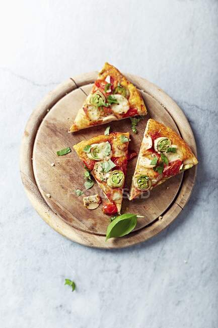Fette di pizza con porro e aglio su un tagliere — Foto stock