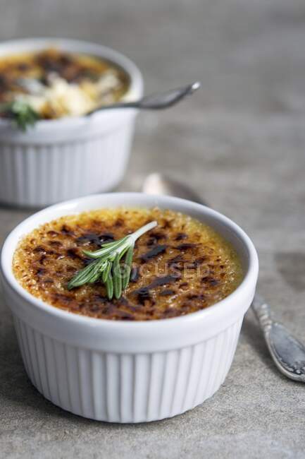 Creme brulee with rosemary — Stock Photo