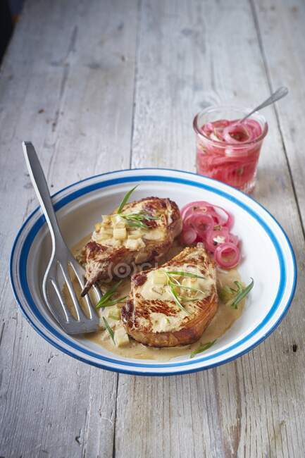 Pork chops with tarragon and pickled onions — Stock Photo