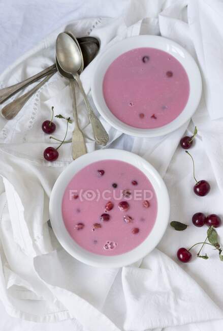 Dessert di ciliegie fredde vista da vicino — Foto stock