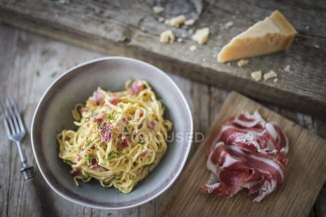 Spaghetti carbonara con jamón coppa y parmesano - foto de stock