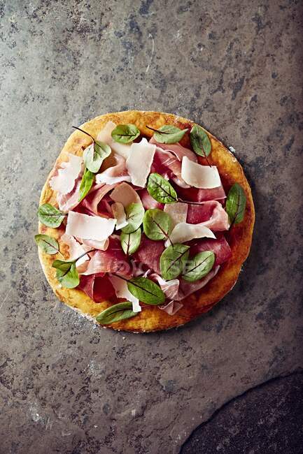 Pizza condita con prosciutto crudo, parmigiano e acetosa rossa — Foto stock