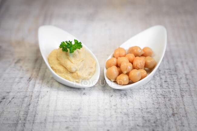 Houmous and dried chickpeas — Stock Photo