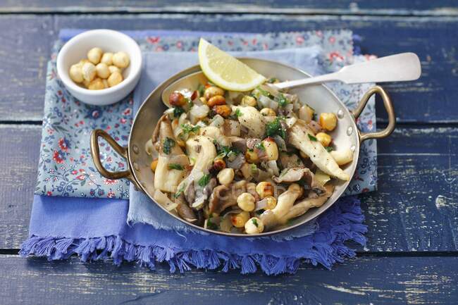 Oyster mushrooms fried with hazelnuts and shallots — Stock Photo