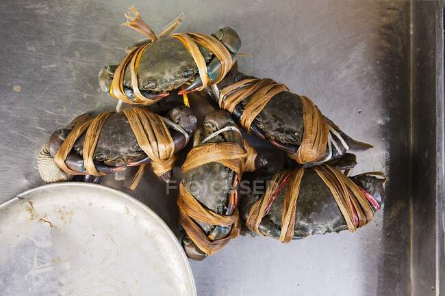 Связанные крабы на рыбном рынке, Таиланд — стоковое фото