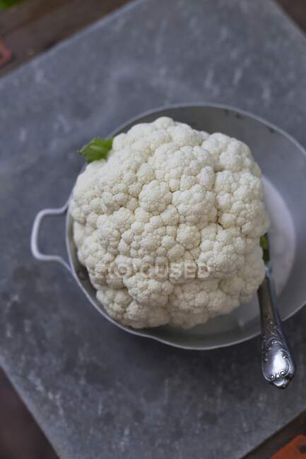 Cauliflower in a bowl — Stock Photo