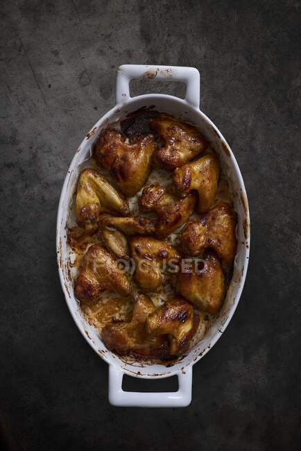 Roast chicken wings in a roasting tin — Stock Photo