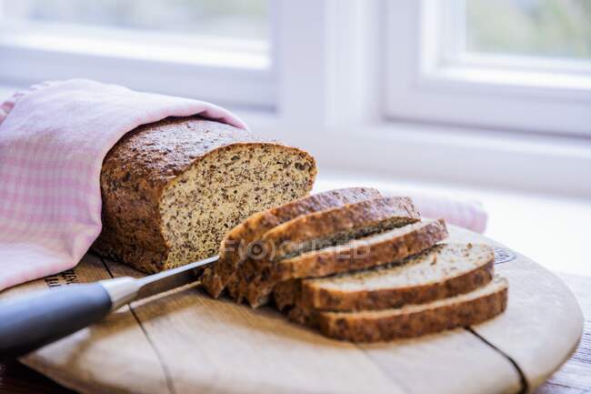 A sliced loaf of low-carb bread — Stock Photo