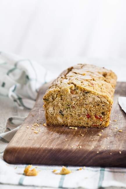 Gluten-free tuna and vegetable bread with cornmeal, leeks and peppers — Stock Photo