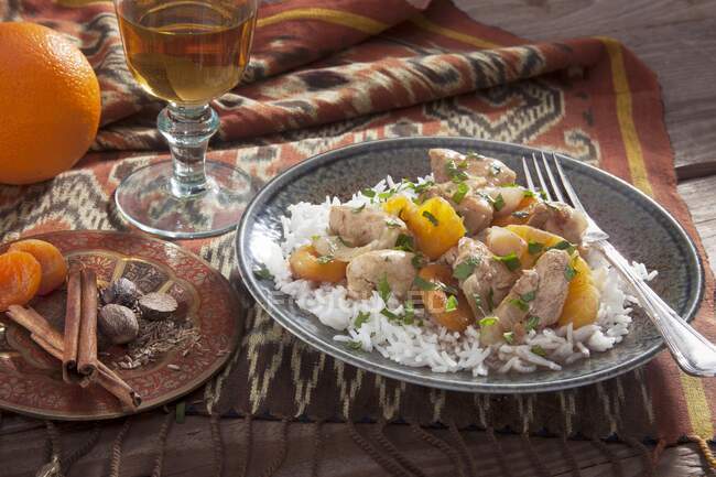 Персидская курица и рис — стоковое фото