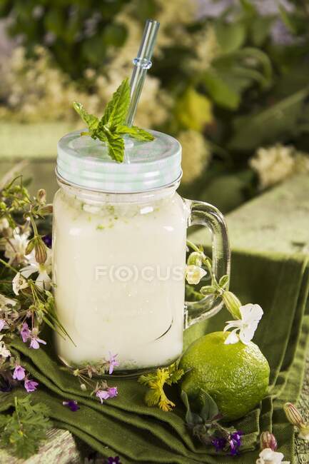 Brazilian lemonade with condensed milk — Stock Photo
