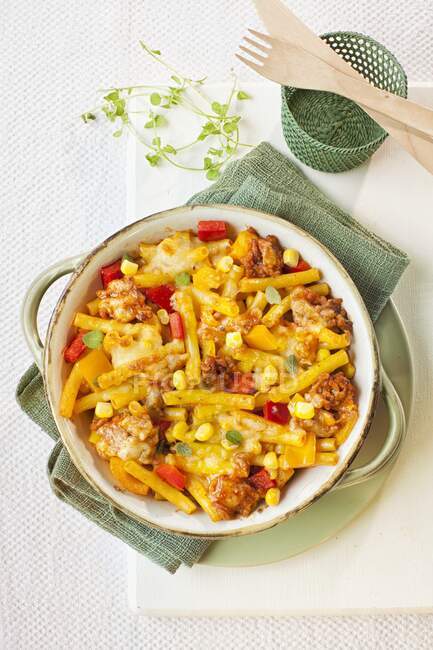 Pasta bake with minced meat and vegetables — Stock Photo
