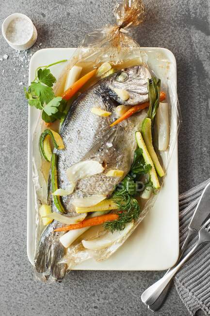 Морской лещ в духовке с овощами — стоковое фото