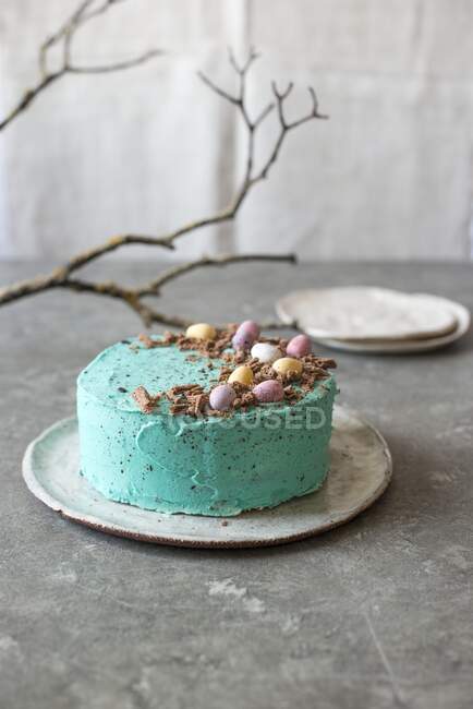 Easter cake with mini eggs and chocolate shavings — Stock Photo