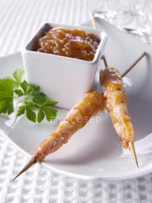 Mango glazed shrimp canapes — Stock Photo