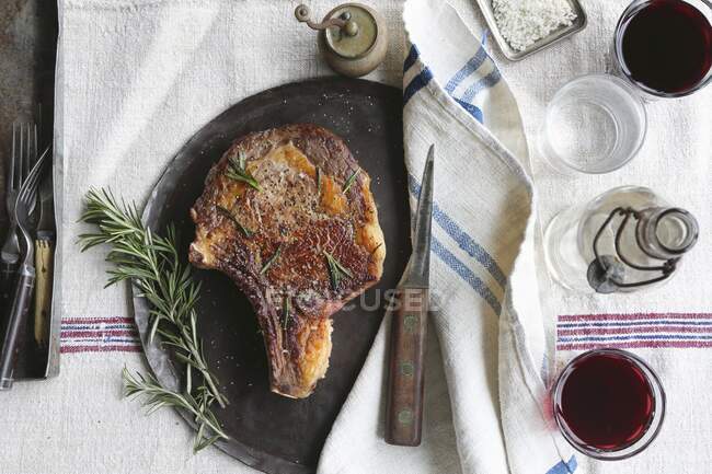 Porterhouse Steak au romarin et vin rouge — Photo de stock