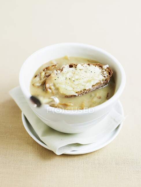 Sopa de cebolla con queso tostado croute - foto de stock