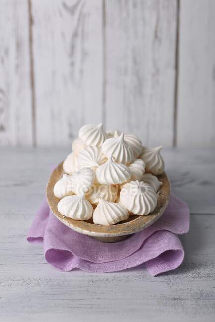 Vegan meringues (made with chickpeas brine) — Stock Photo