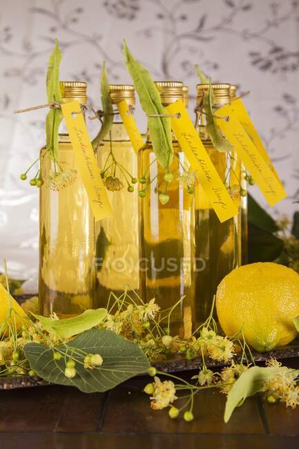 Hausgemachter Lindenblütensirup zum Verschenken — Stockfoto