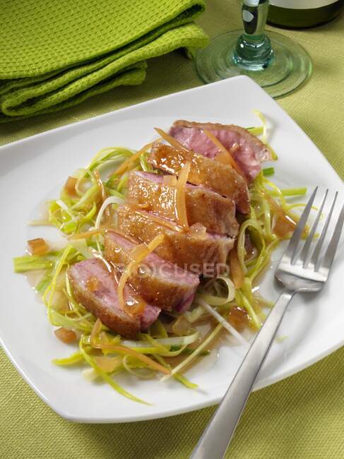 Duck breast with leeks and ginger sauce — Stock Photo