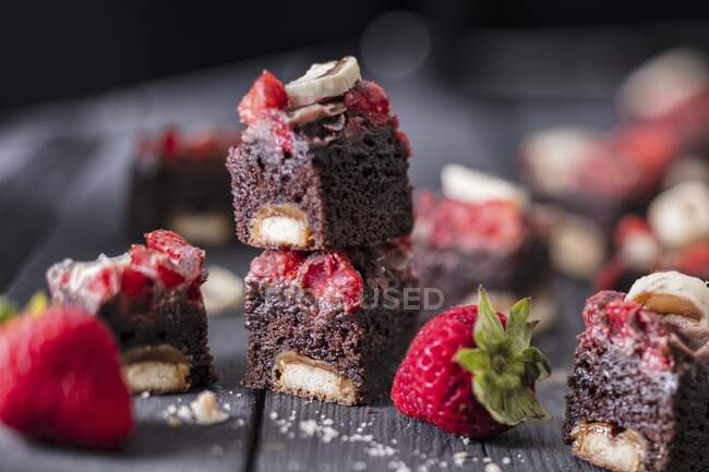 Chocolate strawberry cake with chocolate caramel biscuit bars — Stock Photo