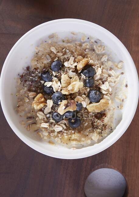 Oatmeal with linseed, blueberries and walnuts — Stock Photo