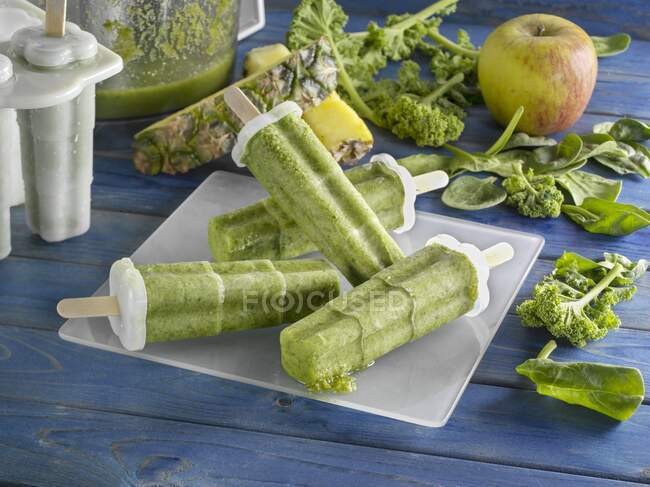 Paletas de jugo verde en plato blanco - foto de stock