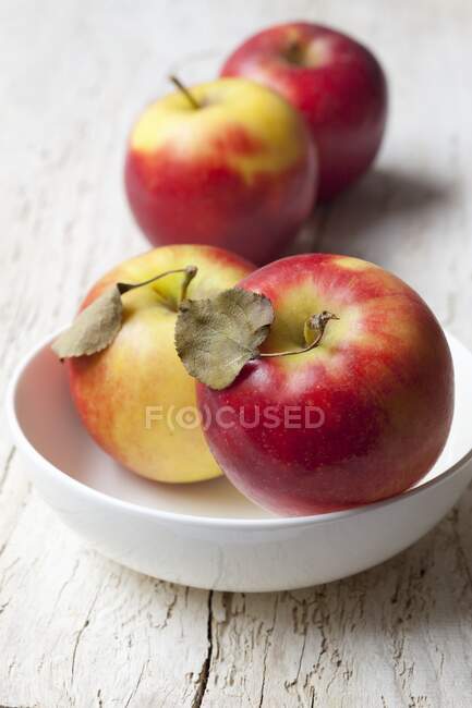Manzanas rojas orgánicas frescas - foto de stock