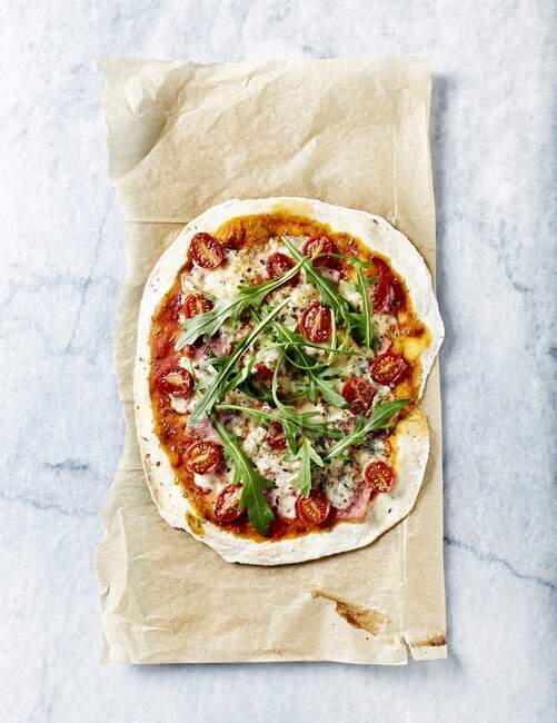 Pizza rústica de corteza fina con Gorgonzola, Jamón y Tomates Cherry - foto de stock