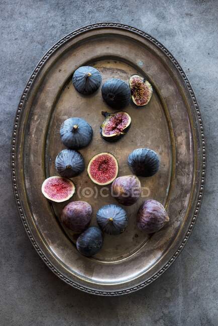 Fresh figs on a metal tray — Stock Photo