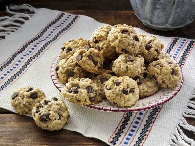 Primo piano di deliziosi biscotti con gocce di cioccolato alla farina d'avena — Foto stock