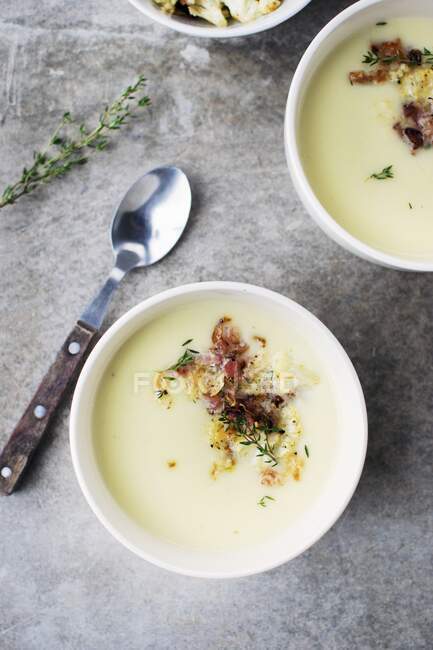 Cauliflower soup with bacon and thyme — Stock Photo