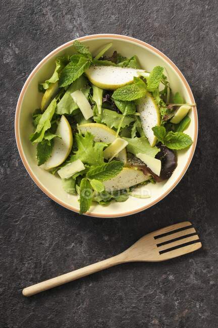 Rocket salad with pears and parmesan — Stock Photo