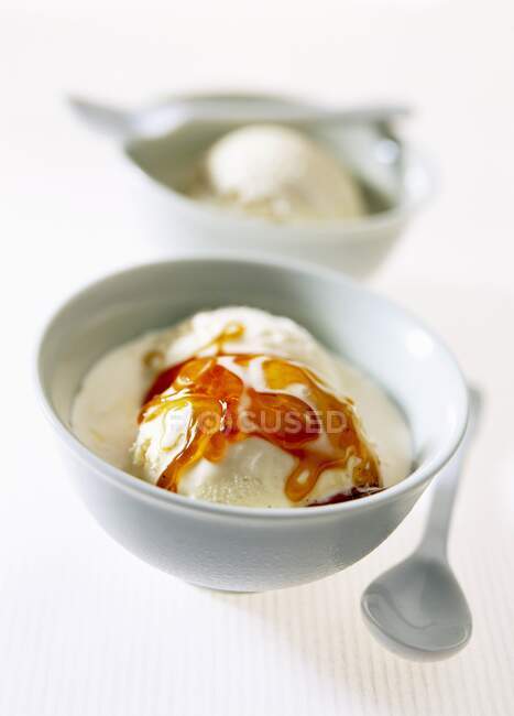 Dos tazones de helado de vainilla sobre un fondo blanco - foto de stock