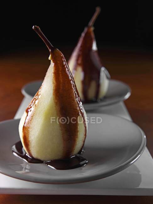 Pochierte Birnen mit Schokoladensauce — Stockfoto