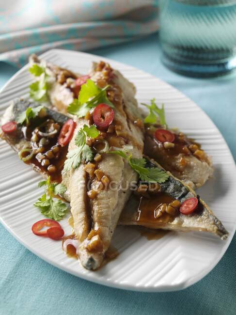 Une assiette de filets de maquereau Java — Photo de stock
