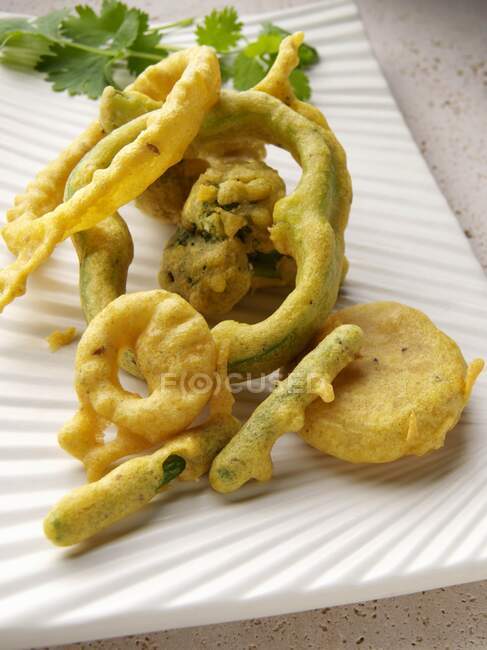 A dish of vegetable pakoras editorial food — Stock Photo