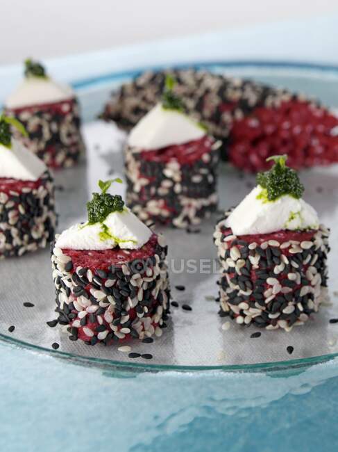 Beetroot rissotto cakes with goats cheese and salsa verde — Stock Photo
