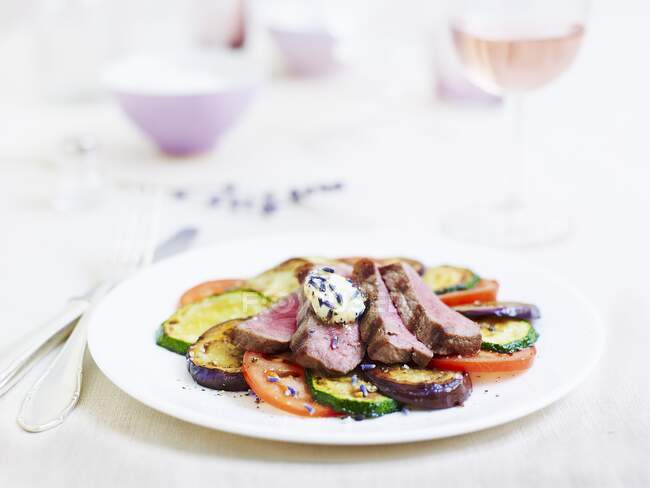 Tagliata mit gegrilltem Gemüse und Lavendel — Stockfoto