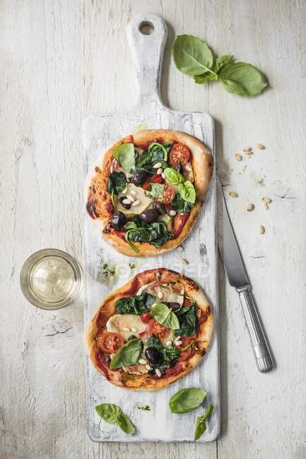 Пицца со шпинатом и сыром с сосновыми орехами, вид сверху — стоковое фото