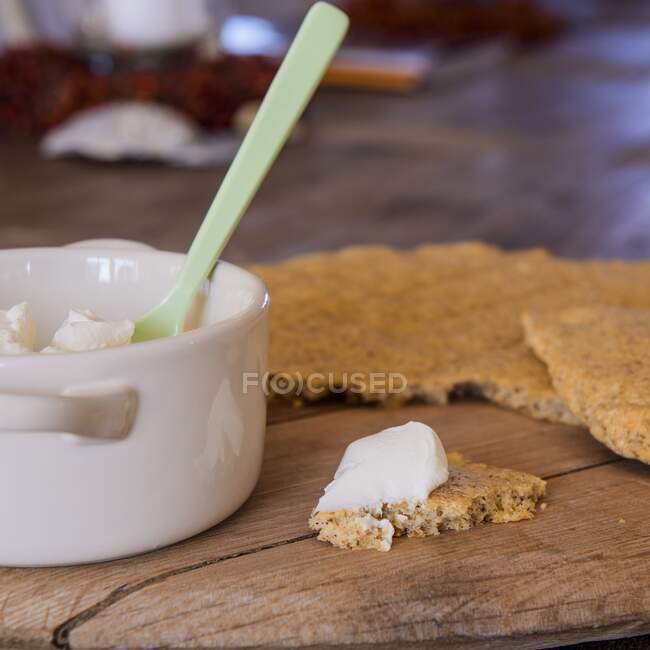 Low-carb flatbread with cream cheese — Stock Photo