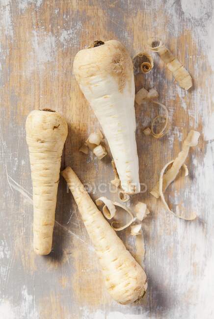 Parsnips, partly peeled  close-up view — Stock Photo